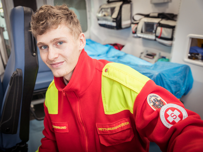 zivildiener im Rettungswagen